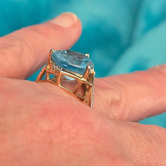 VTG Solid 10K YG 8ct. Trillion Cut Blue Topaz W/ 3 Small Diamonds Ring Size 6.5 - Picture 2 of 7